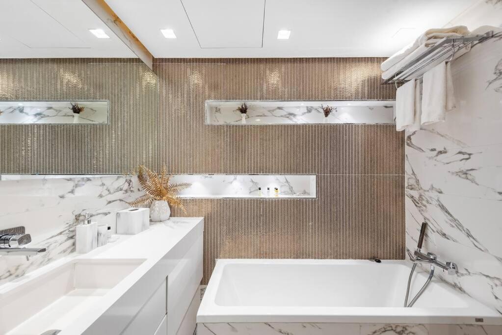 First Class 2br Elevated Luxury With Terrace Apartment *