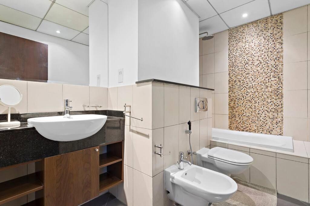 3-5 Mins Walk To Jbr 5-7 Mins To The Tram Apartment Dubai