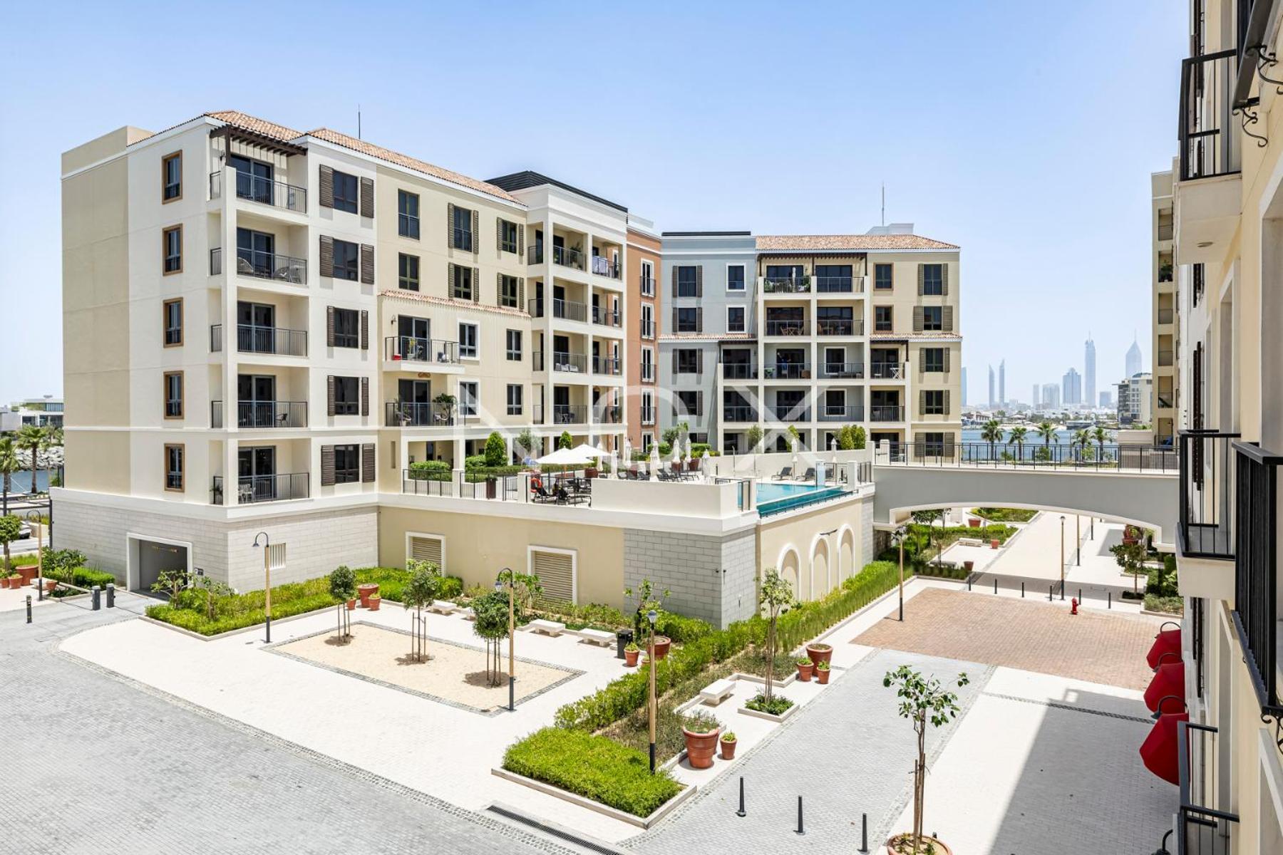 Stunning 2 Beds La Rive B2 Port Dela Apartment Dubai