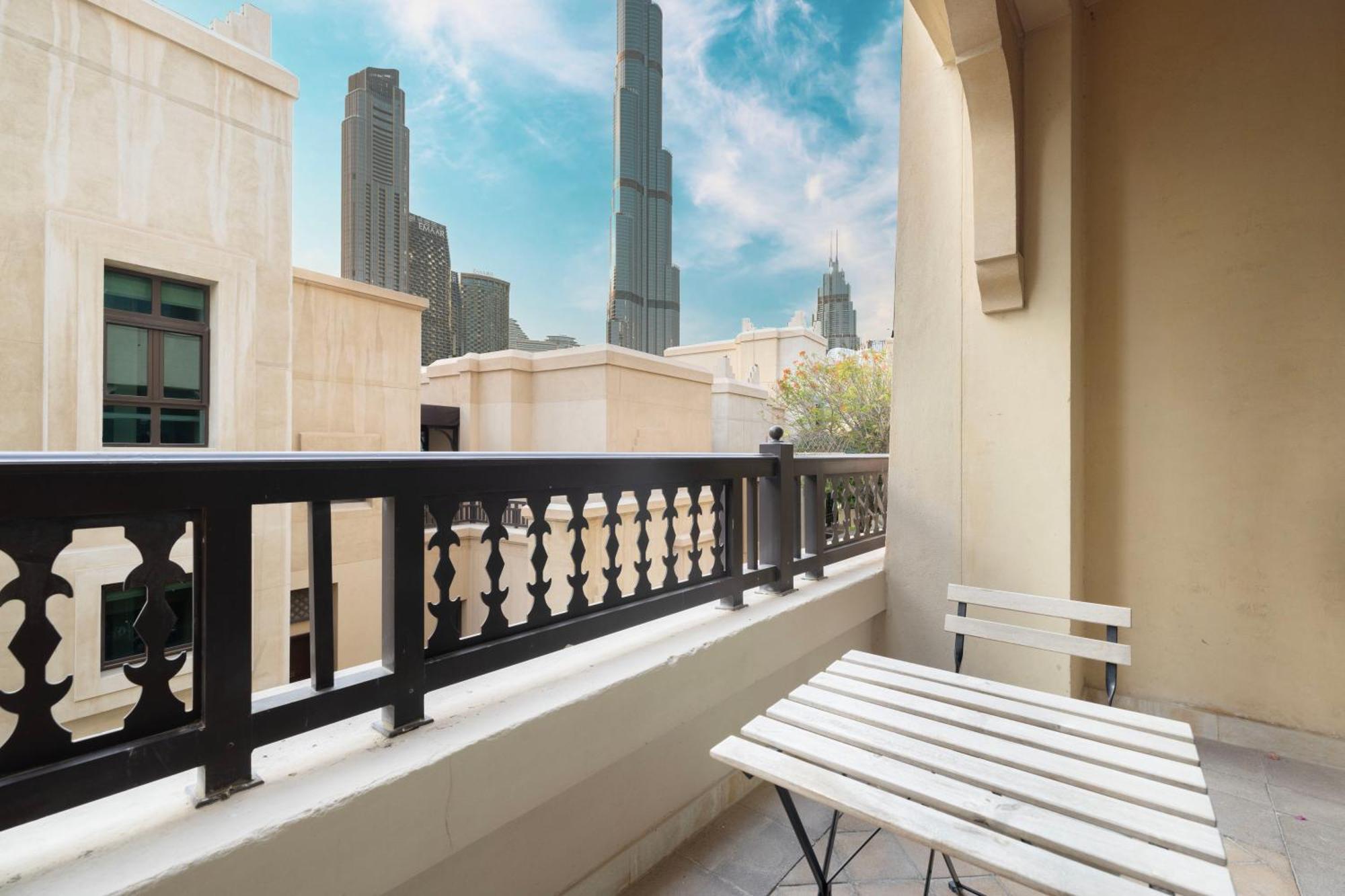 Old Town Luxury: 1-br With Large Terrace & Burj Khalifa View *