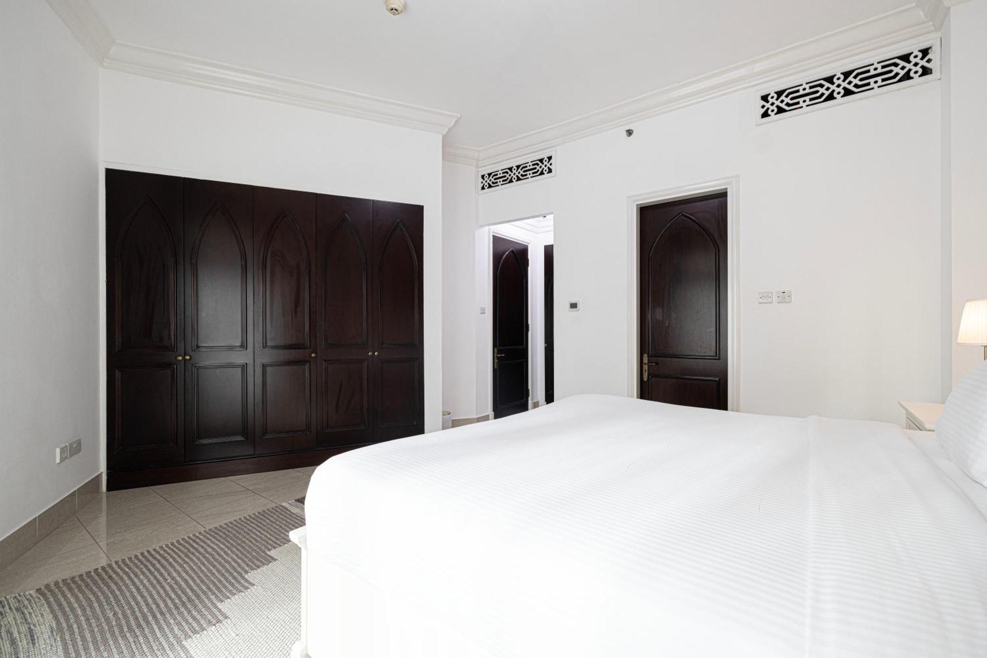 Old Town Luxury: 1-br With Large Terrace & Burj Khalifa View Apartment