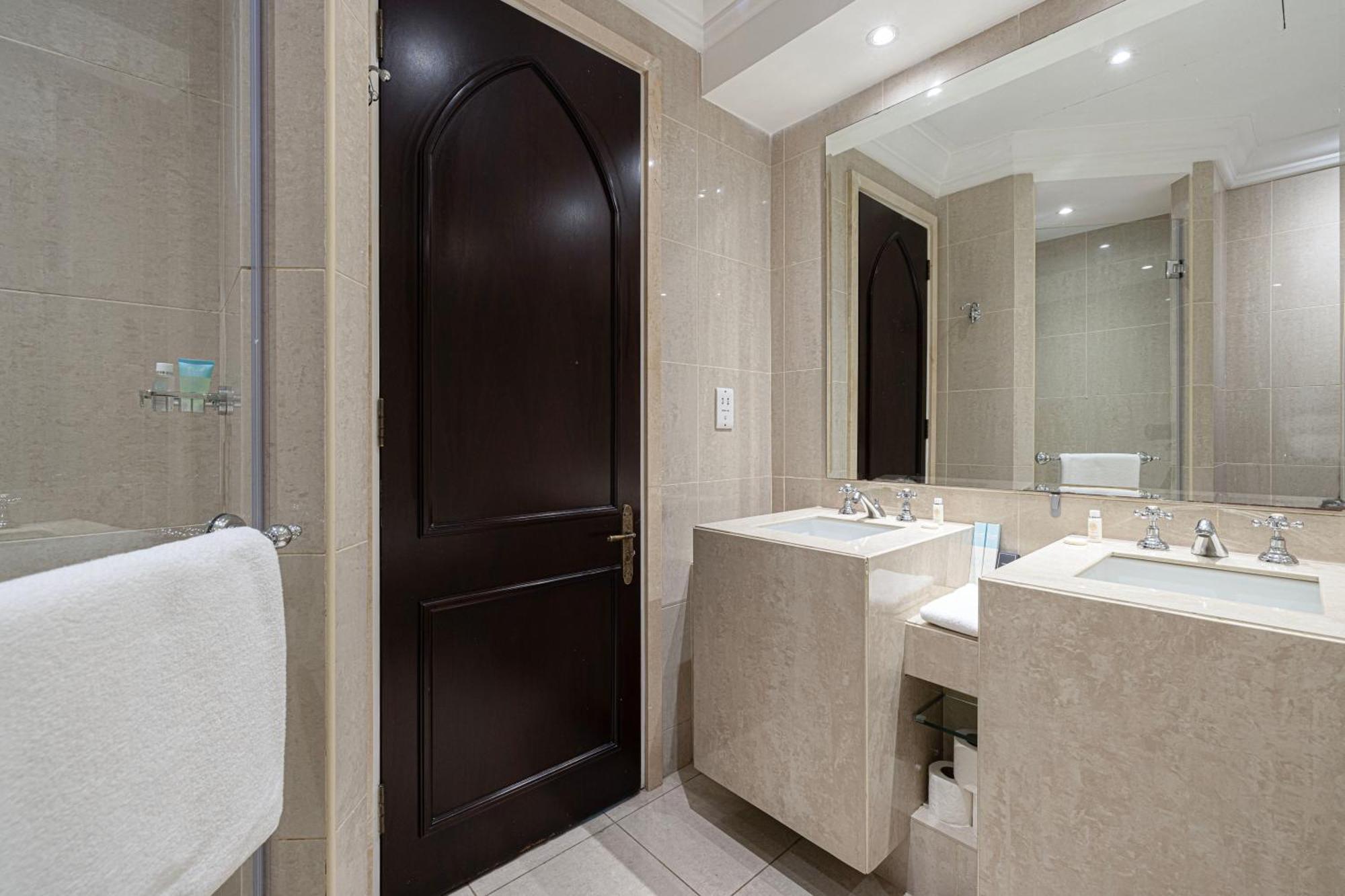 Old Town Luxury: 1-br With Large Terrace & Burj Khalifa View Apartment *