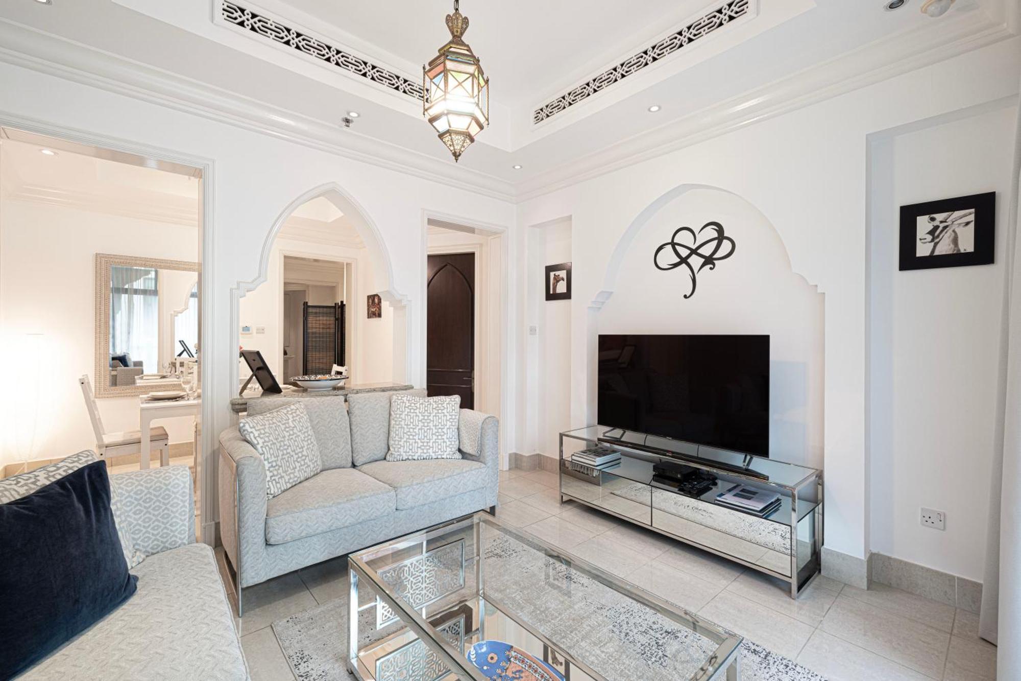 Old Town Luxury: 1-br With Large Terrace & Burj Khalifa View
