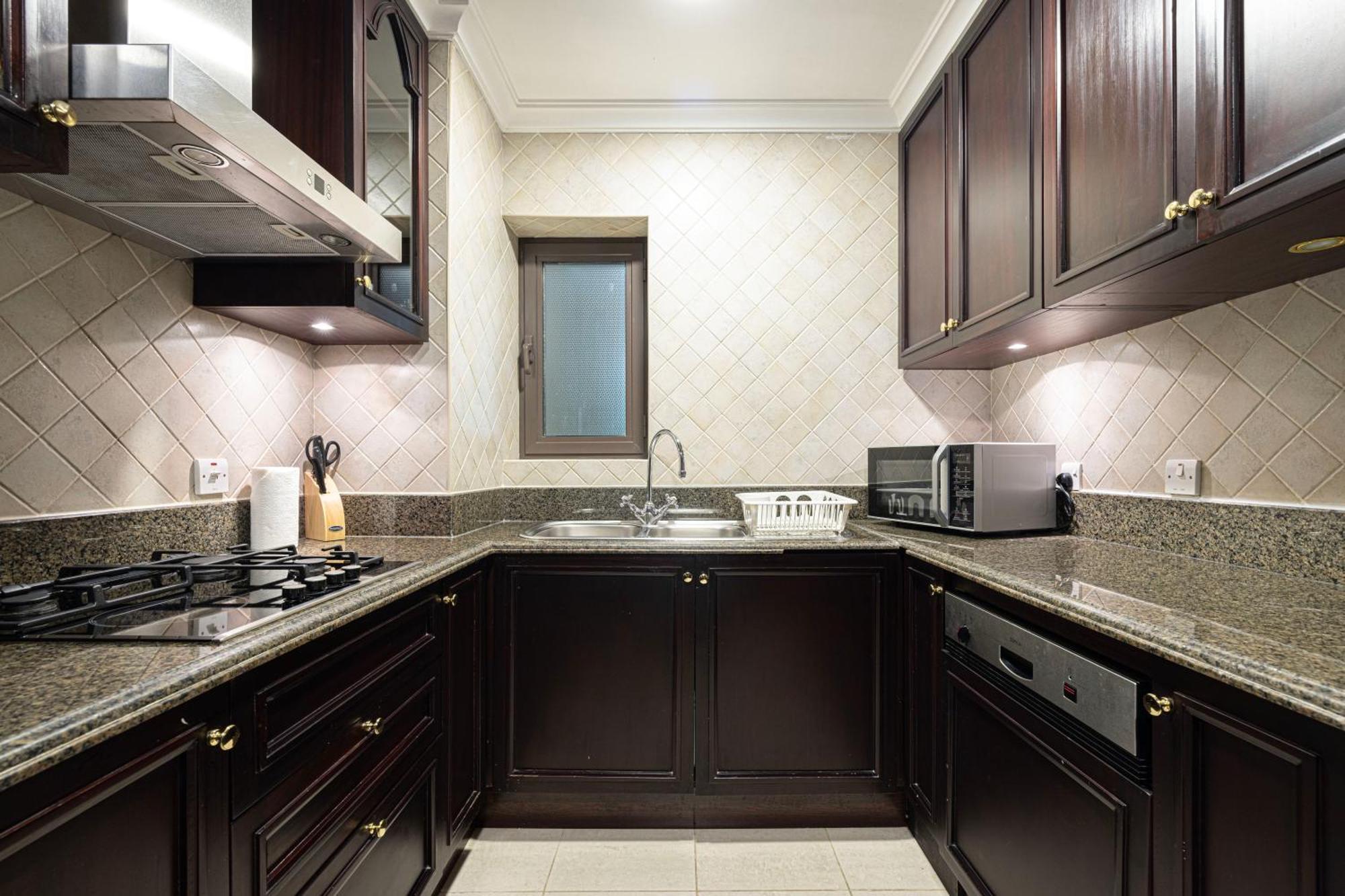 Old Town Luxury: 1-br With Large Terrace & Burj Khalifa View *