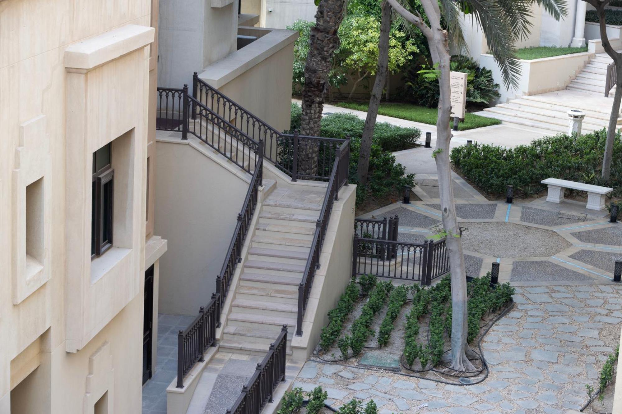 Old Town Luxury: 1-br With Large Terrace & Burj Khalifa View