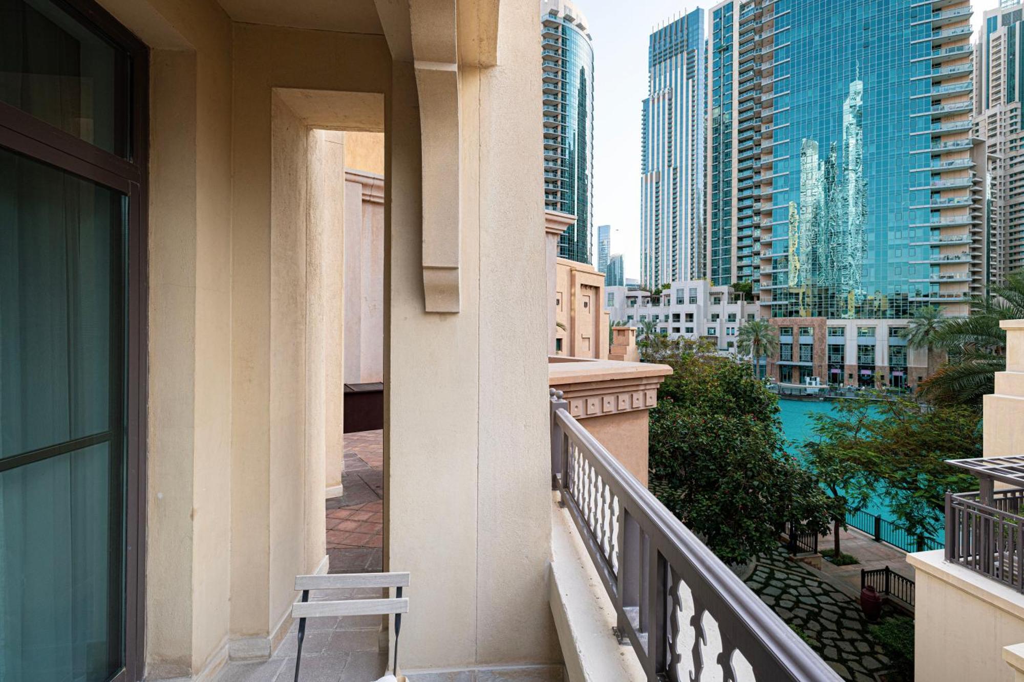 Old Town Luxury: 1-br With Large Terrace & Burj Khalifa View *