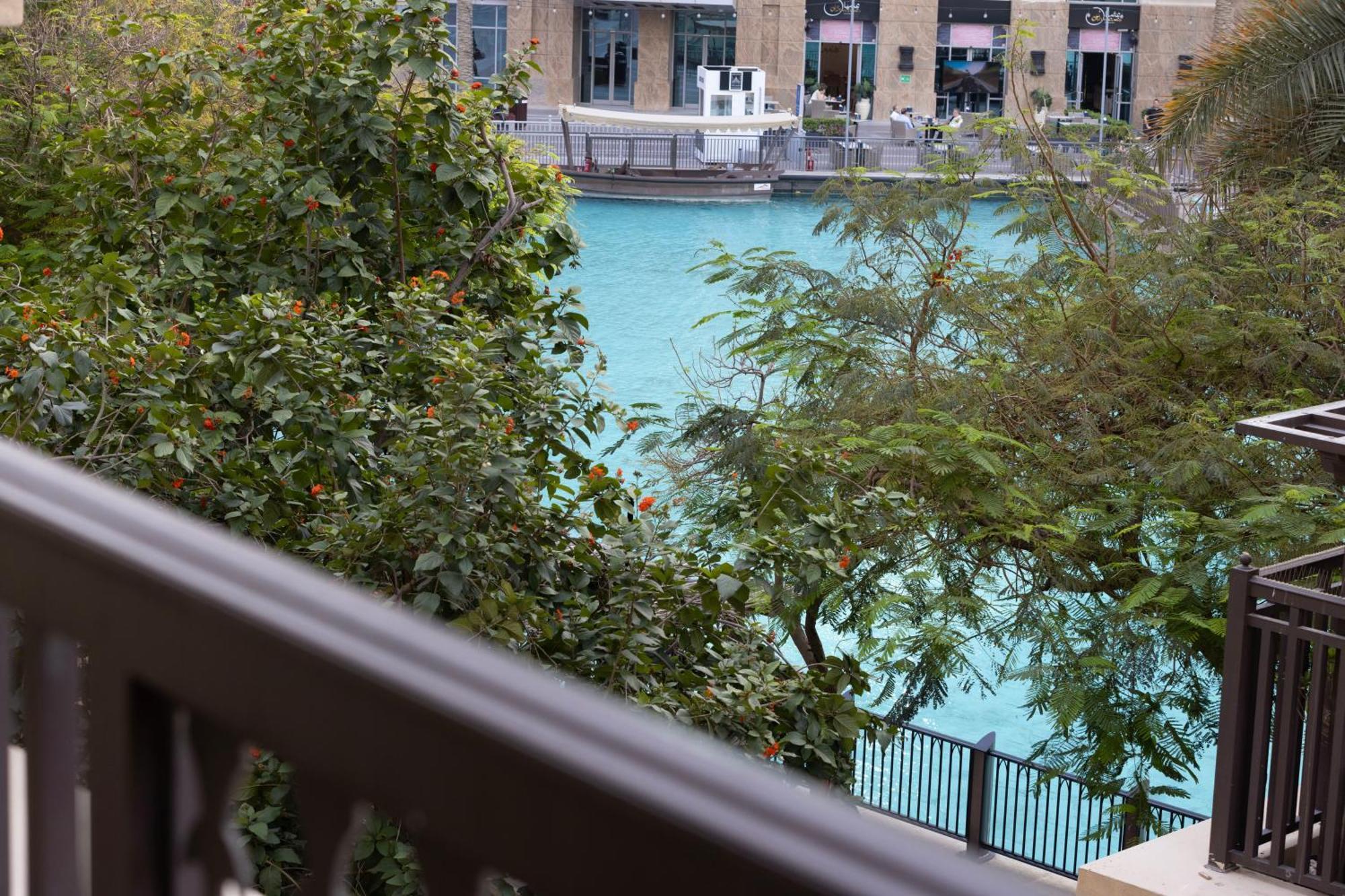 Old Town Luxury: 1-br With Large Terrace & Burj Khalifa View Apartment *