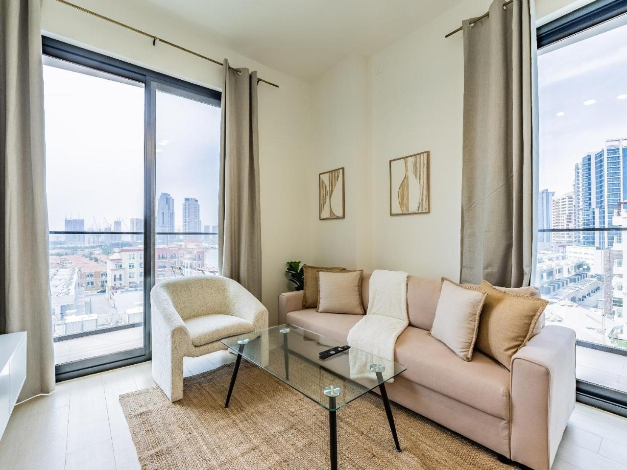 Stunning With Artful Interior And Urban Views Apartment Dubai