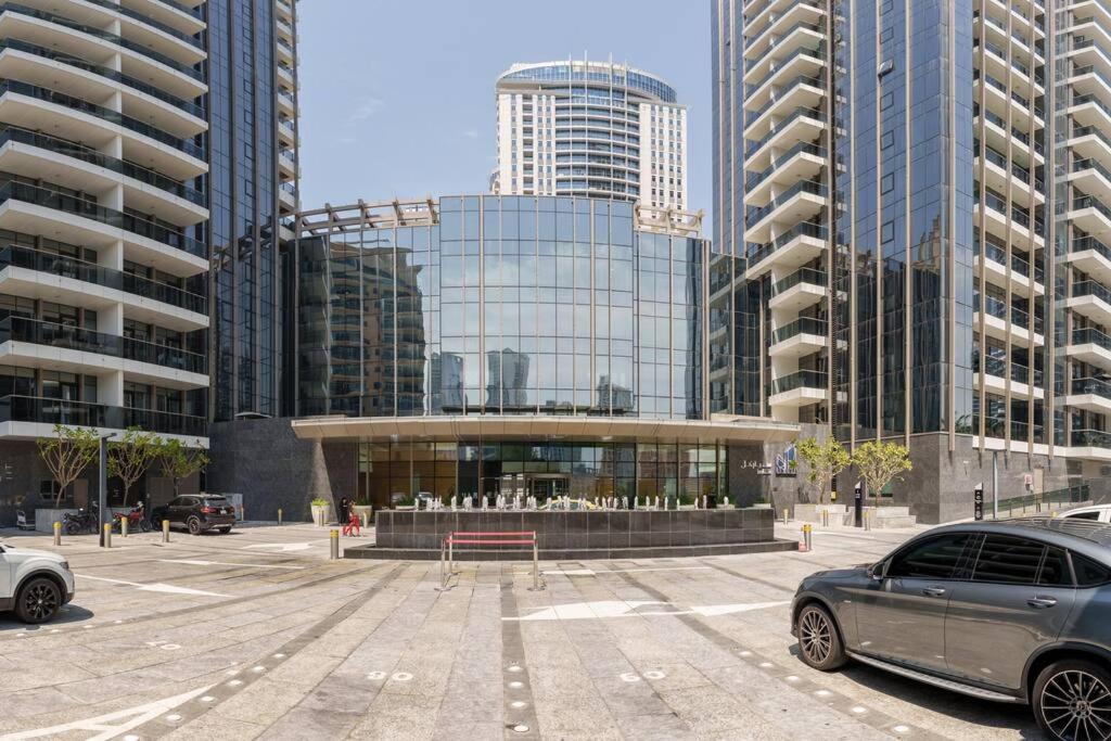 Elegant In Sparkle Tower By Suiteable Dubai