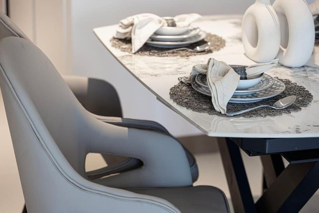 Luxury 3 Bedroom Vida High Floor Apartment *