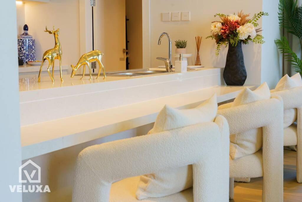 Veluxa - Stunning Sea View - Luxe 3 Bed In La
