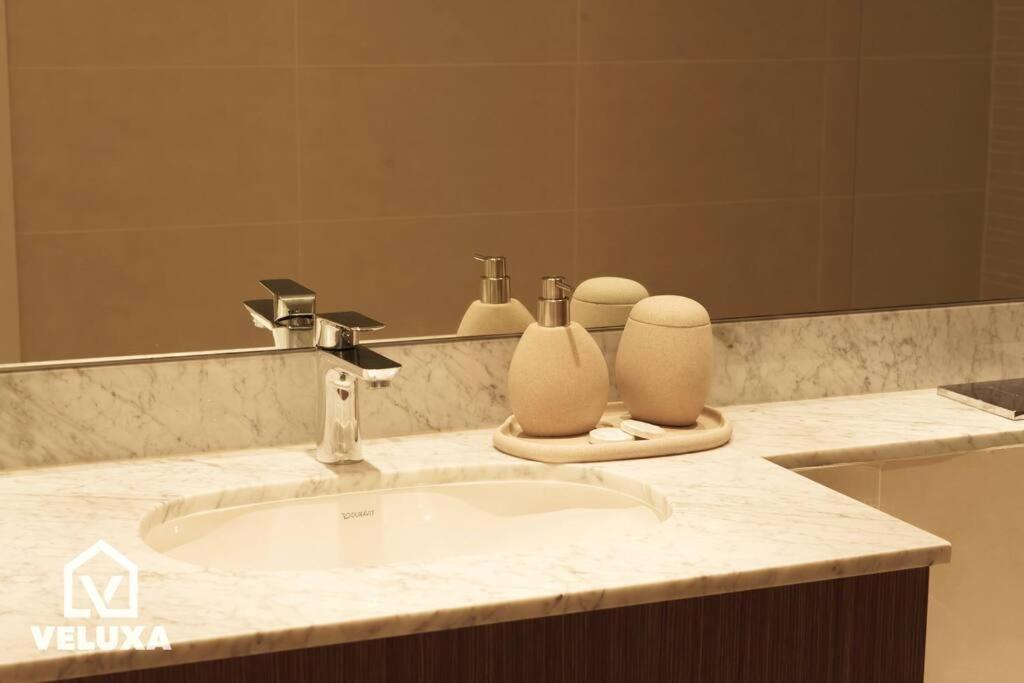 Apartment Veluxa - Stunning Sea View - Luxe 3 Bed In La