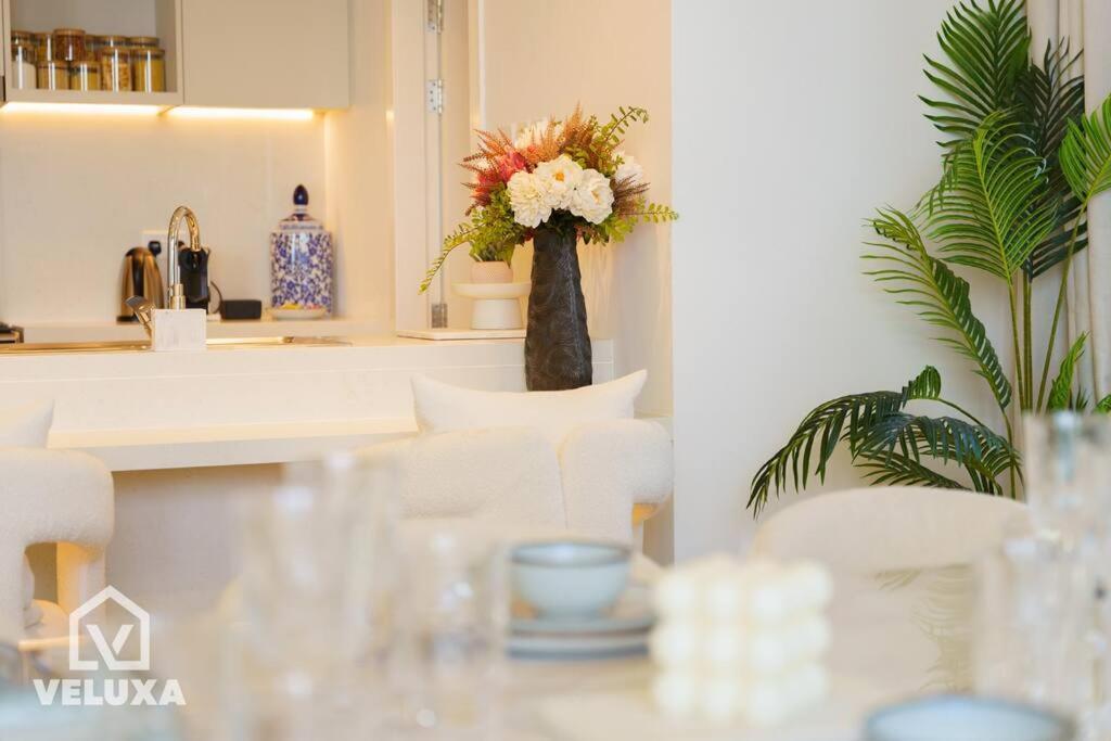 Veluxa - Stunning Sea View - Luxe 3 Bed In La