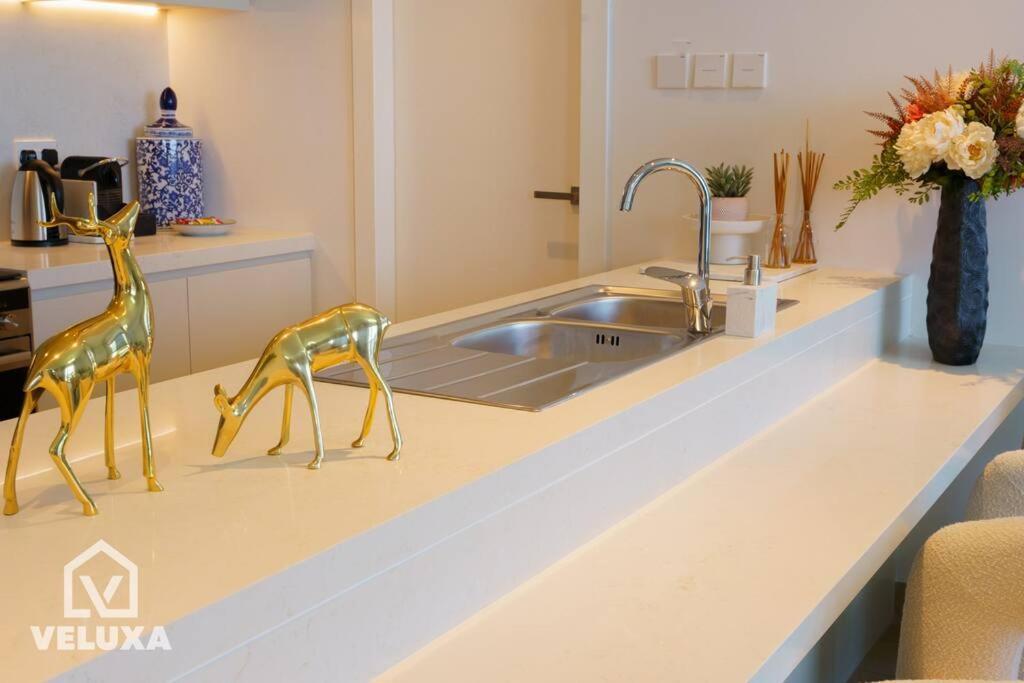 Veluxa - Stunning Sea View - Luxe 3 Bed In La Apartment