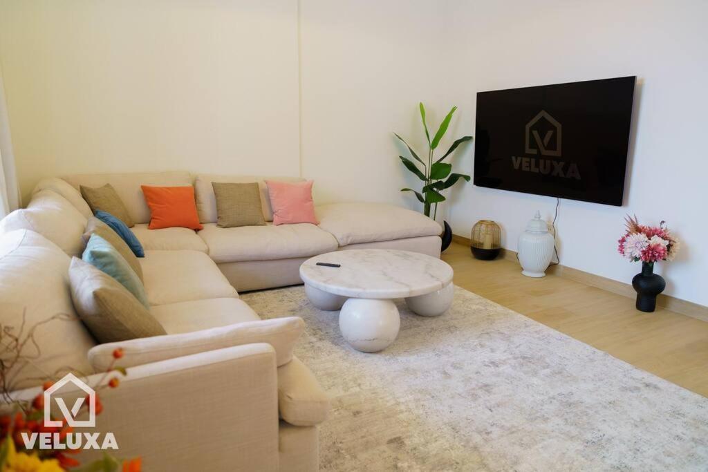 Veluxa - Stunning Sea View - Luxe 3 Bed In La Apartment