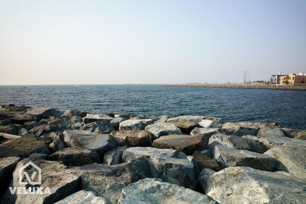 Veluxa - Stunning Sea View - Luxe 3 Bed In La Apartment *