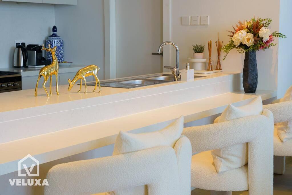 Veluxa - Stunning Sea View - Luxe 3 Bed In La