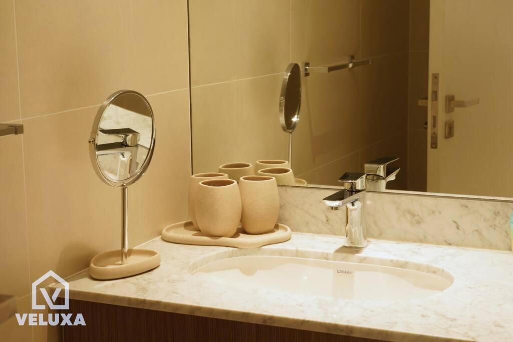 Veluxa - Stunning Sea View - Luxe 3 Bed In La Apartment