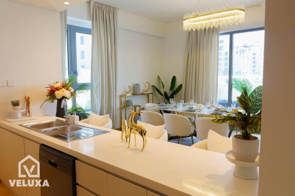 Veluxa - Stunning Sea View - Luxe 3 Bed In La Apartment *