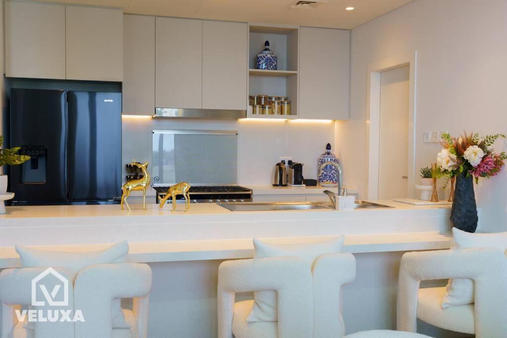 Veluxa - Stunning Sea View - Luxe 3 Bed In La Apartment *