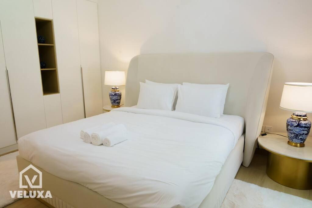 Veluxa - Stunning Sea View - Luxe 3 Bed In La Apartment *