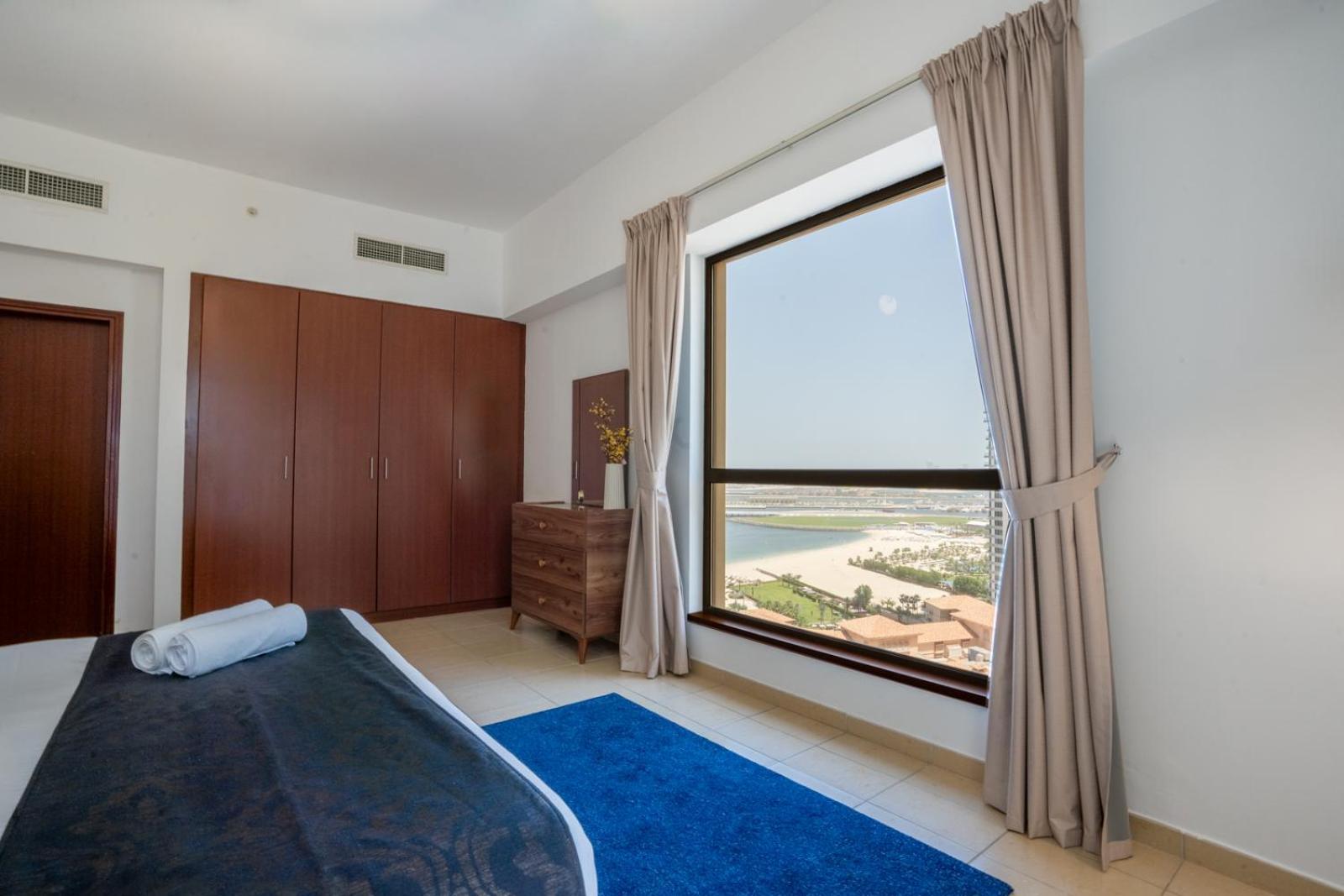 Apartment Rh- Walk To Jbr & Tram, Comfortable 02br *