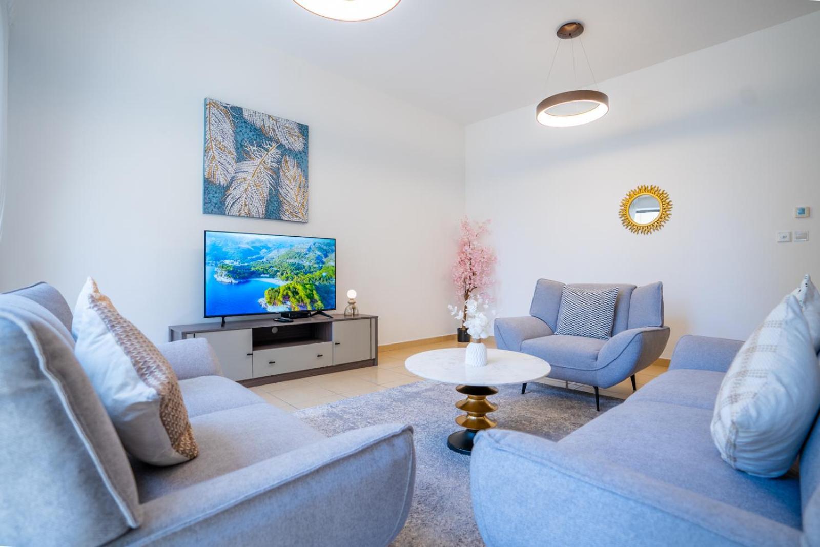 Apartment Rh- Walk To Jbr & Tram, Comfortable 02br *