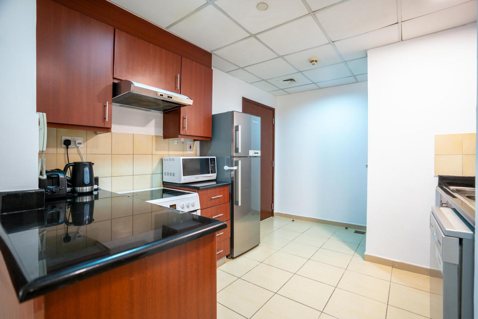 Apartment Rh- Walk To Jbr & Tram, Comfortable 02br *