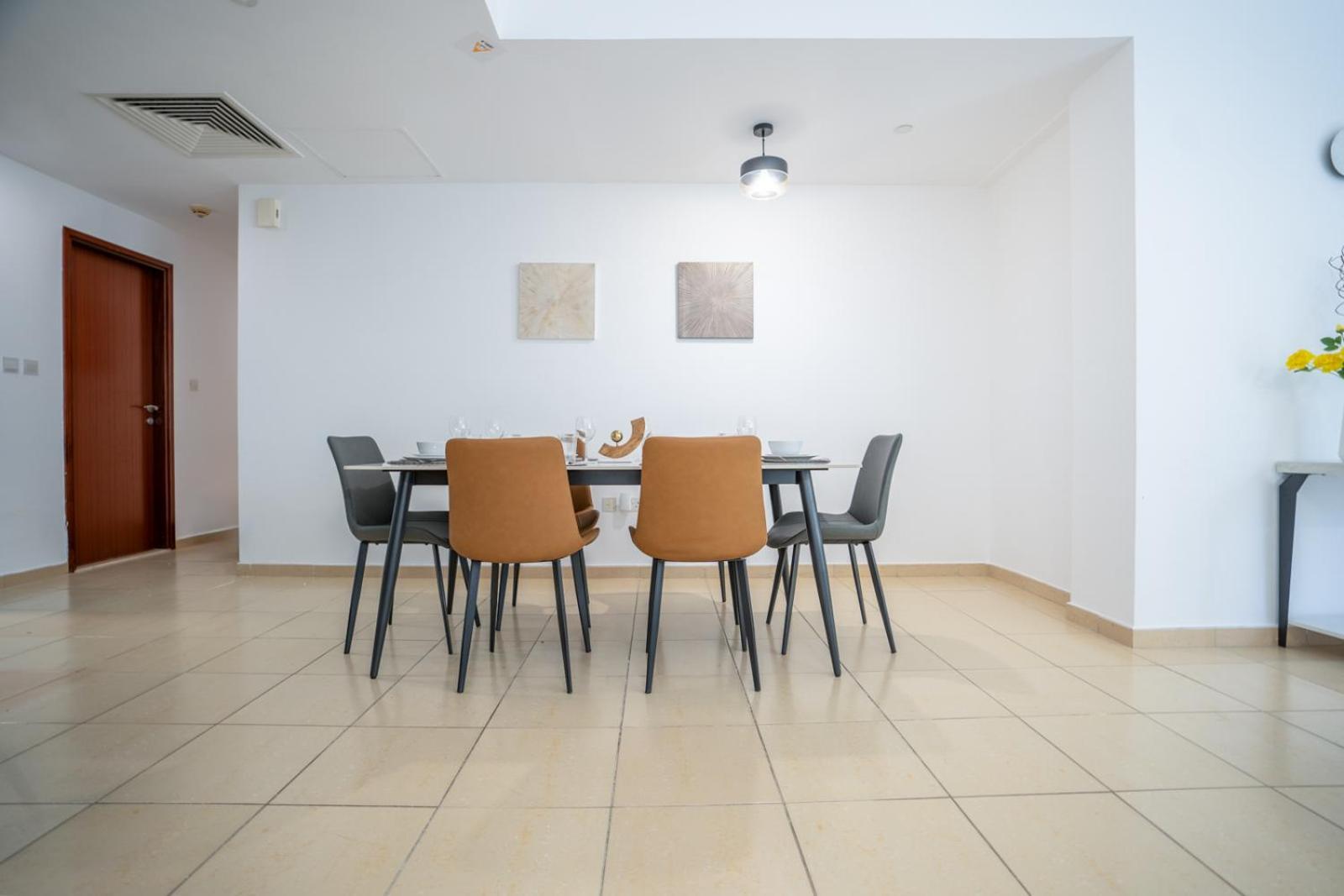 Rh- Walk To Jbr & Tram, Comfortable 02br Apartment