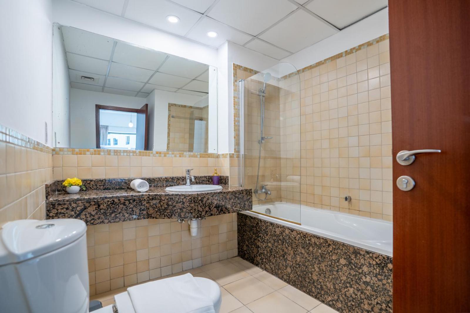 Apartment Rh- Walk To Jbr & Tram, Comfortable 02br