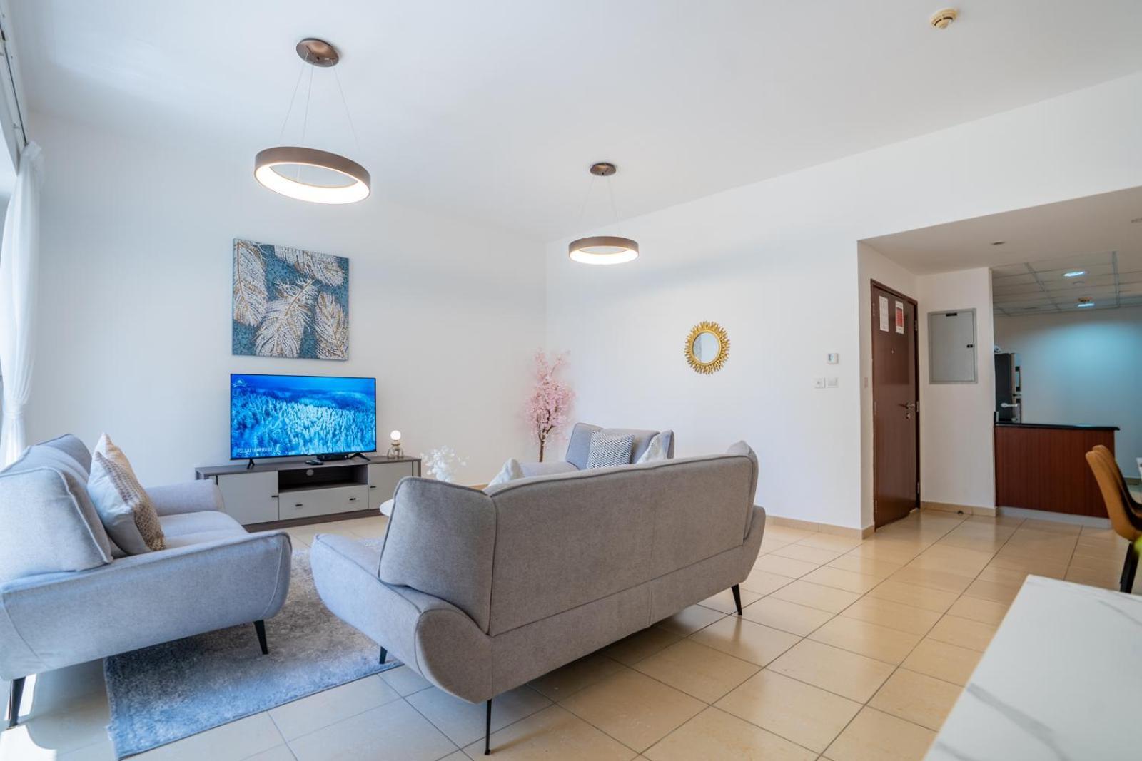 Apartment Rh- Walk To Jbr & Tram, Comfortable 02br *