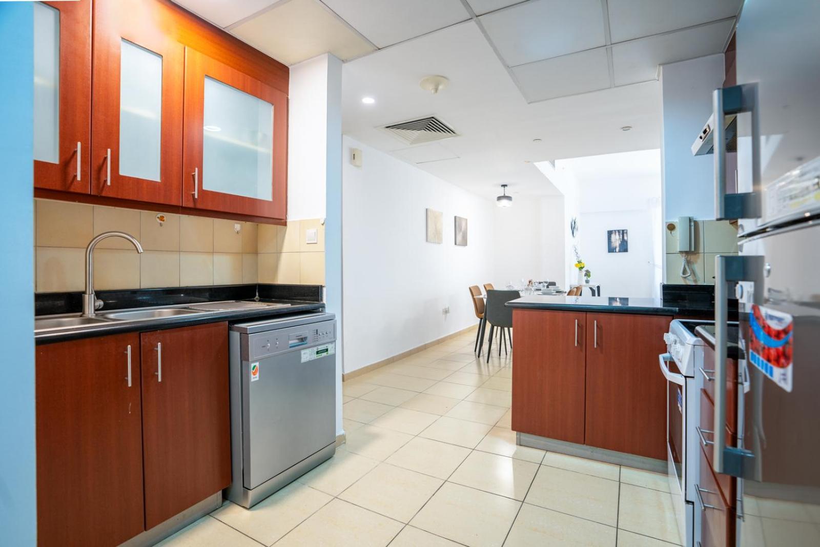 Rh- Walk To Jbr & Tram, Comfortable 02br Apartment *