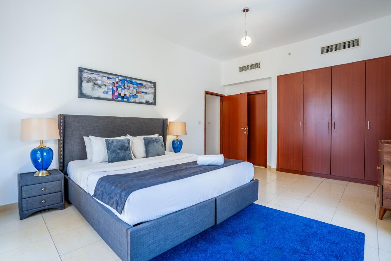 Apartment Rh- Walk To Jbr & Tram, Comfortable 02br *