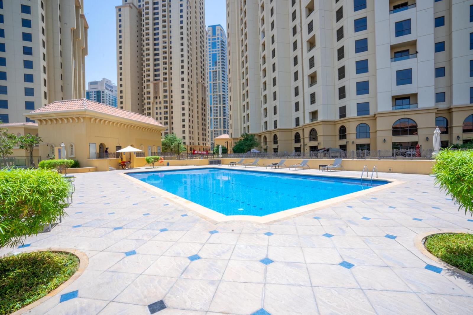 Apartment Rh- Walk To Jbr & Tram, Comfortable 02br *