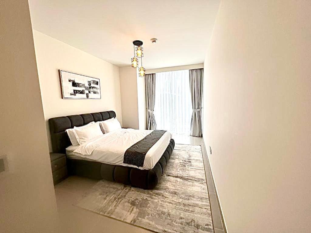 2 Bedroom Close To Mall Apartment *