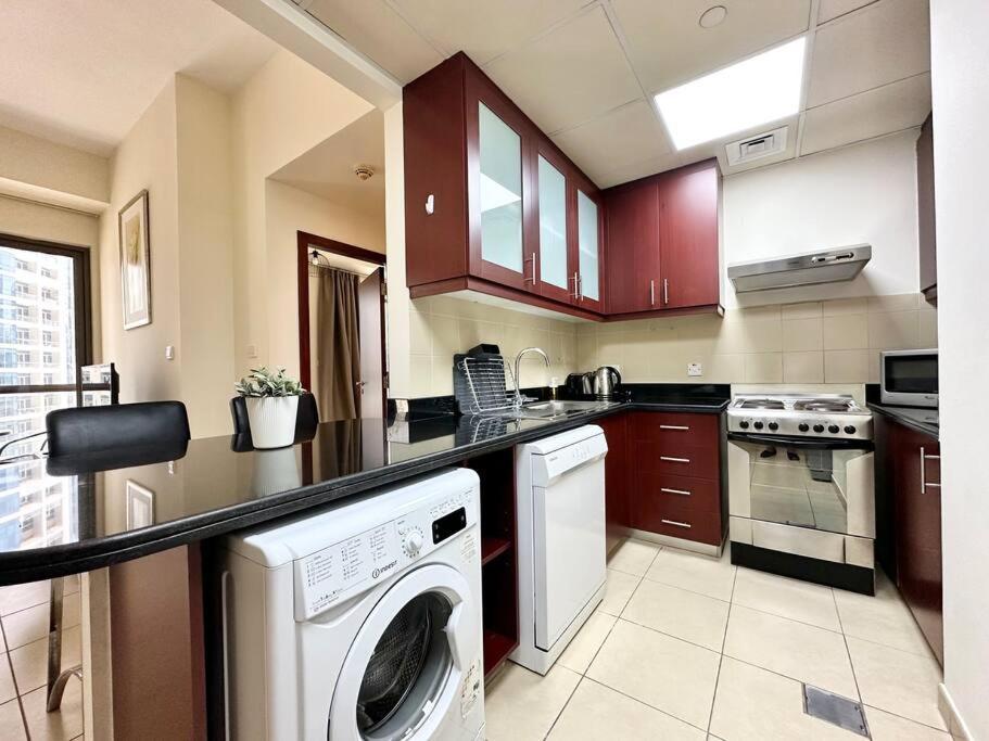 Apartment Stunning Marina Views - Sleeps 4 Dubai