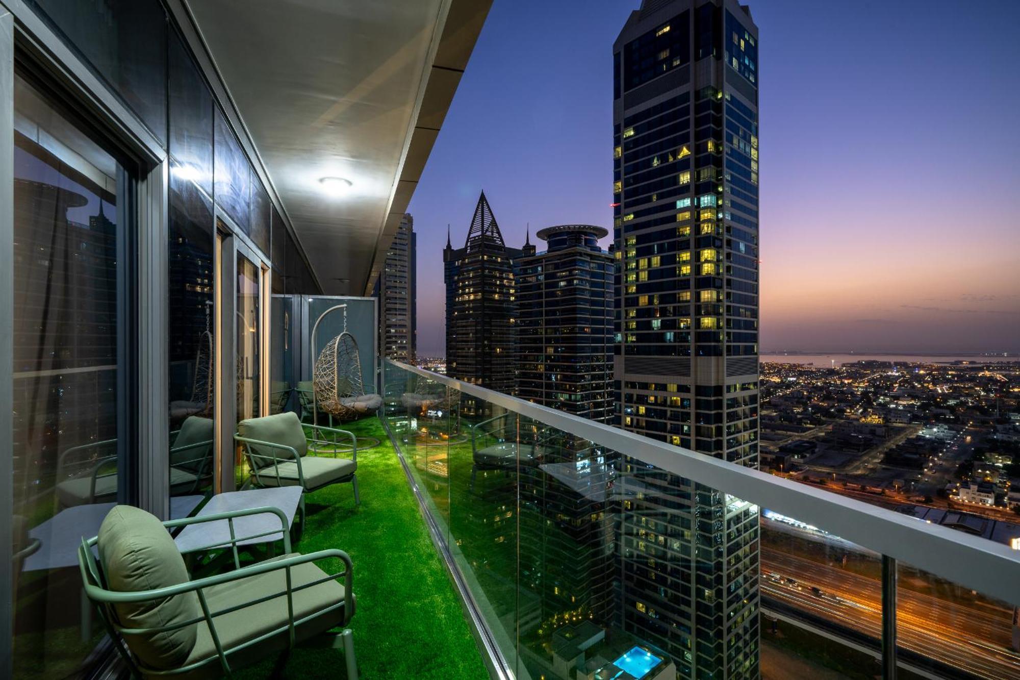 Apartment 64th Floor Rooftop Pool Offering Amazing Burj Khalifa Views, 2br In Paramount Midtown *