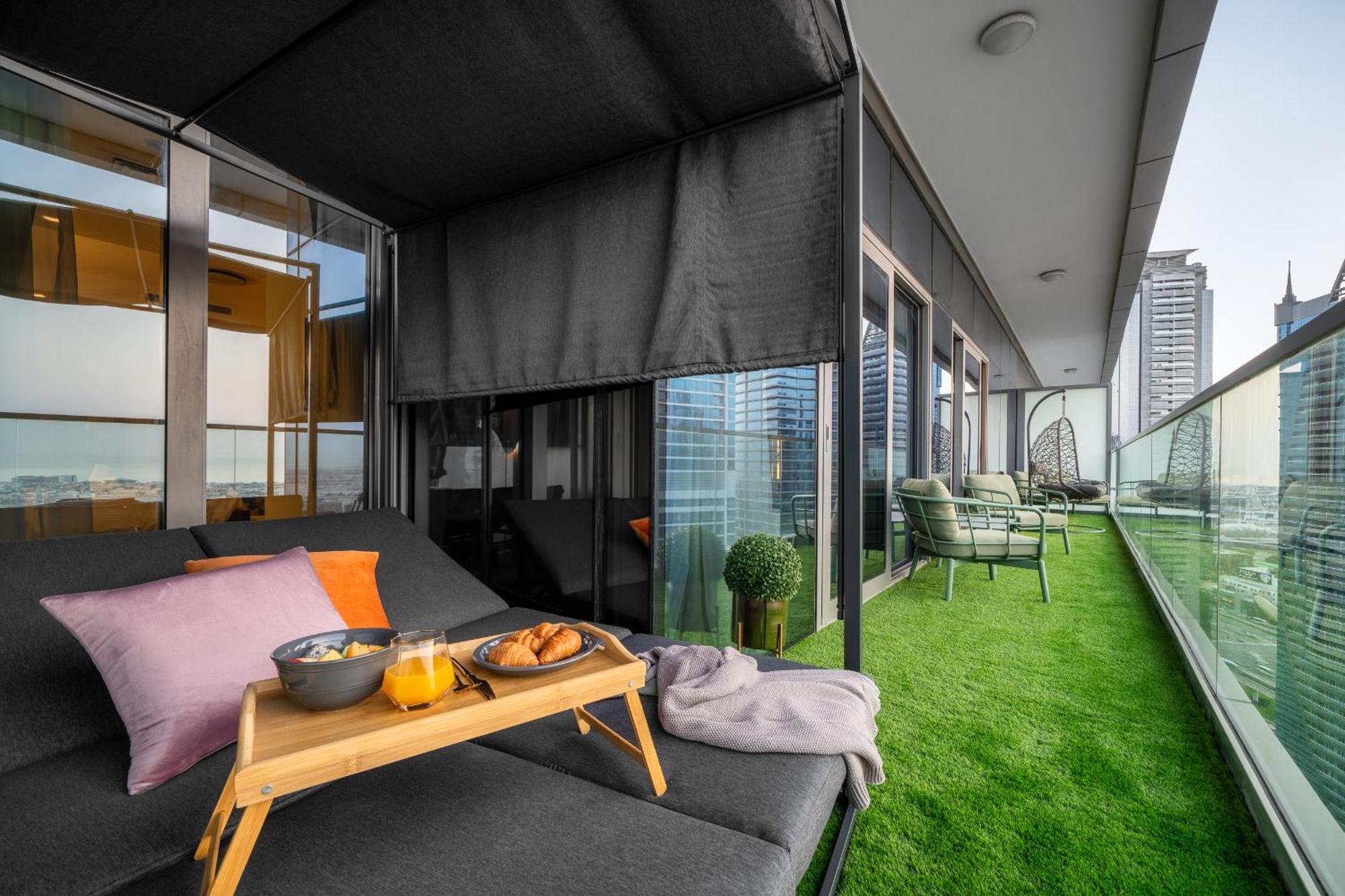Apartment 64th Floor Rooftop Pool Offering Amazing Burj Khalifa Views, 2br In Paramount Midtown Dubai