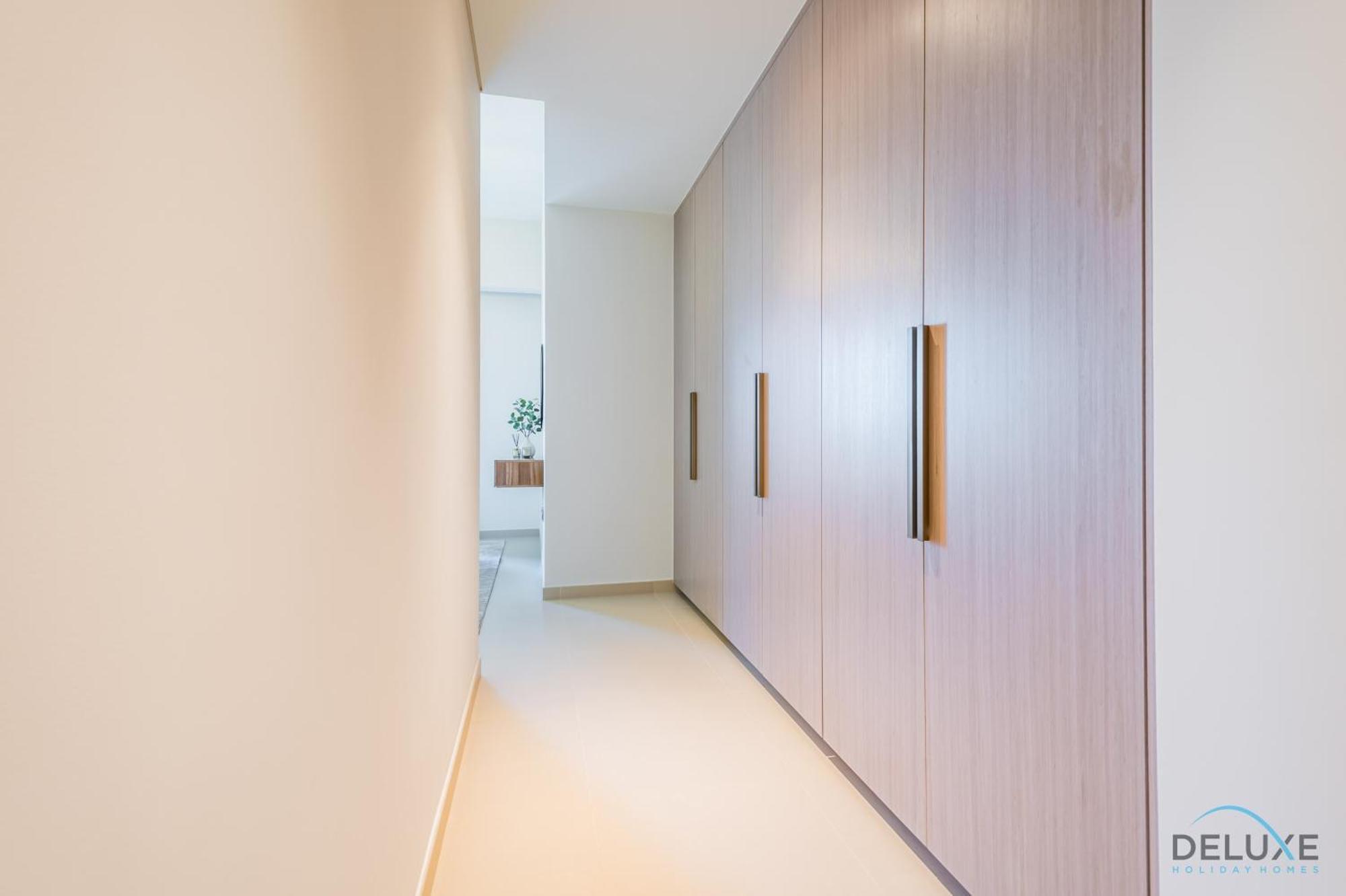 Apartment Deluxe 3br With Assistant At Act One Act Two Tower 2 In Downtown By Deluxe Homes