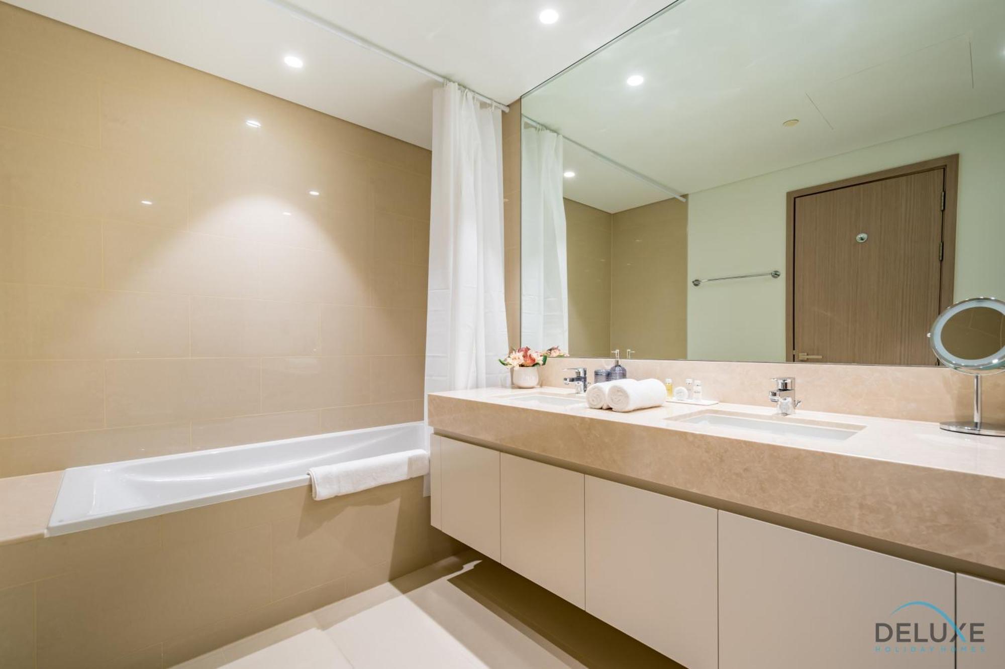 Apartment Deluxe 3br With Assistant At Act One Act Two Tower 2 In Downtown By Deluxe Homes