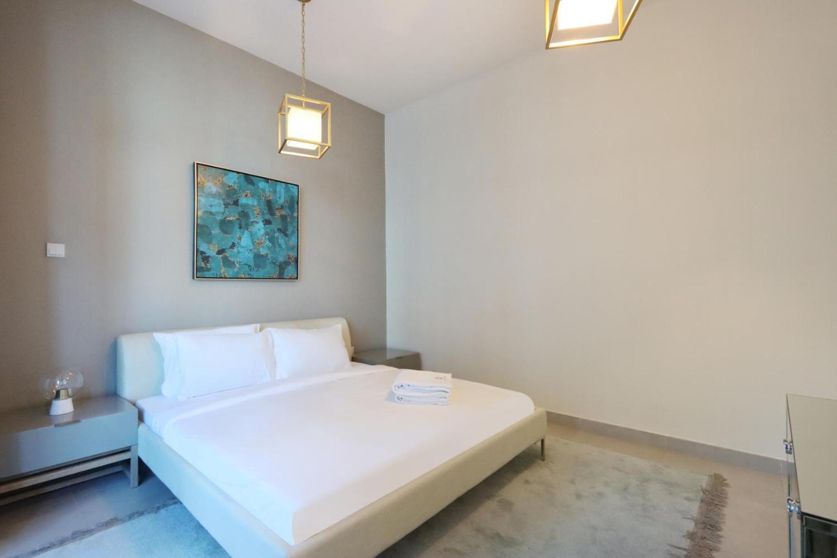 2br In Marina Walk To Dining & Nightlife Apartment