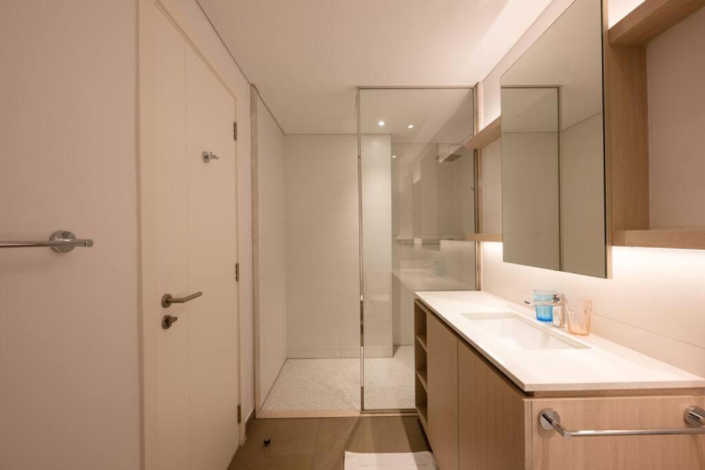 Spacious 2br With Community View *