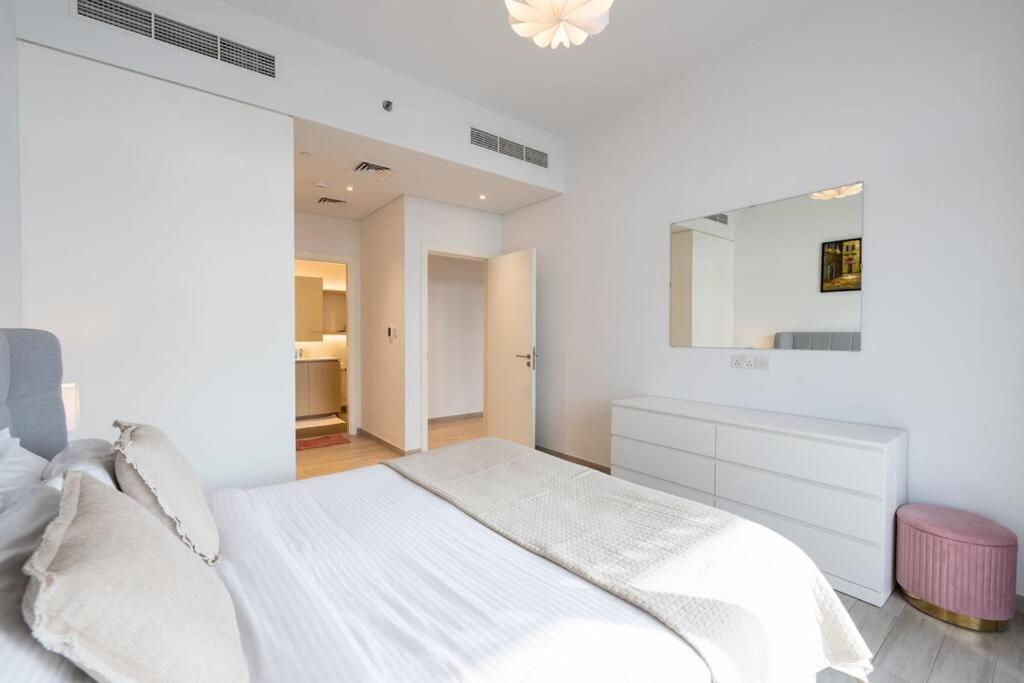 Spacious 2br With Community View Apartment *