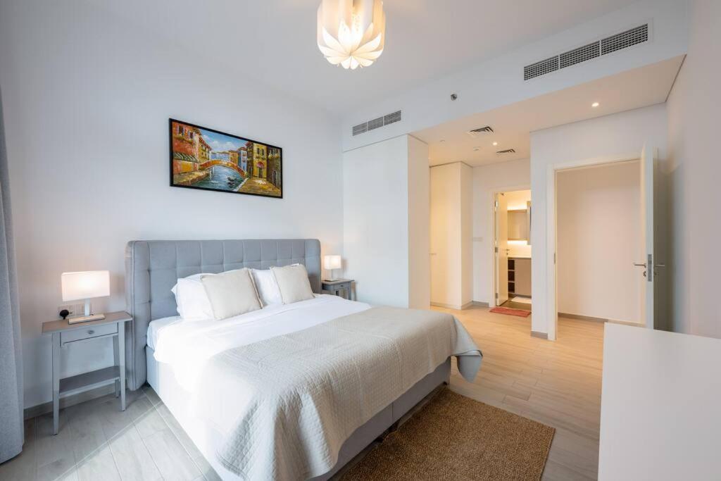 Spacious 2br With Community View * Dubai