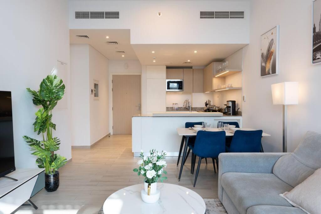 Spacious 2br With Community View Apartment *