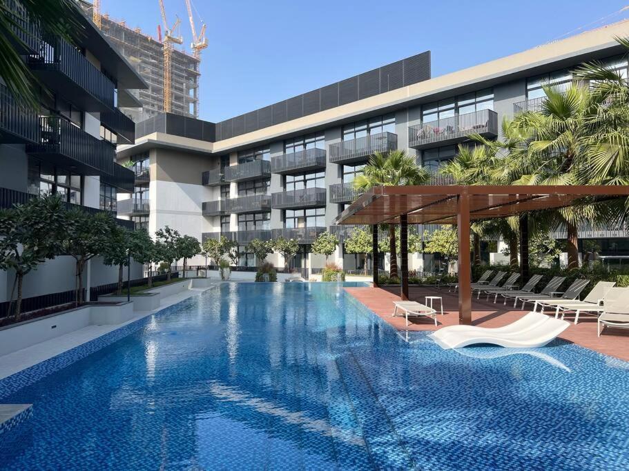 Spacious 2br With Community View Apartment *