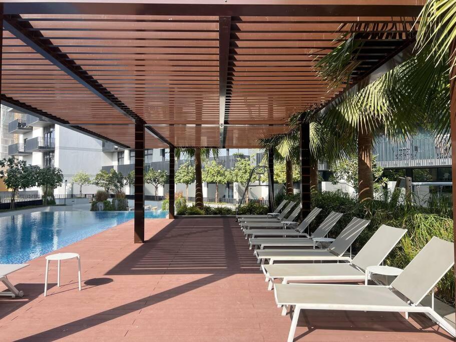 Spacious 2br With Community View *