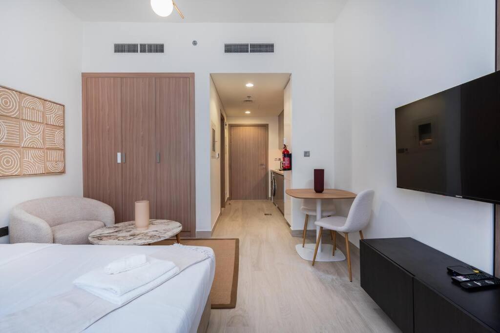 - 12 Min Downtown - Pool - Azizi Riviera Apartment