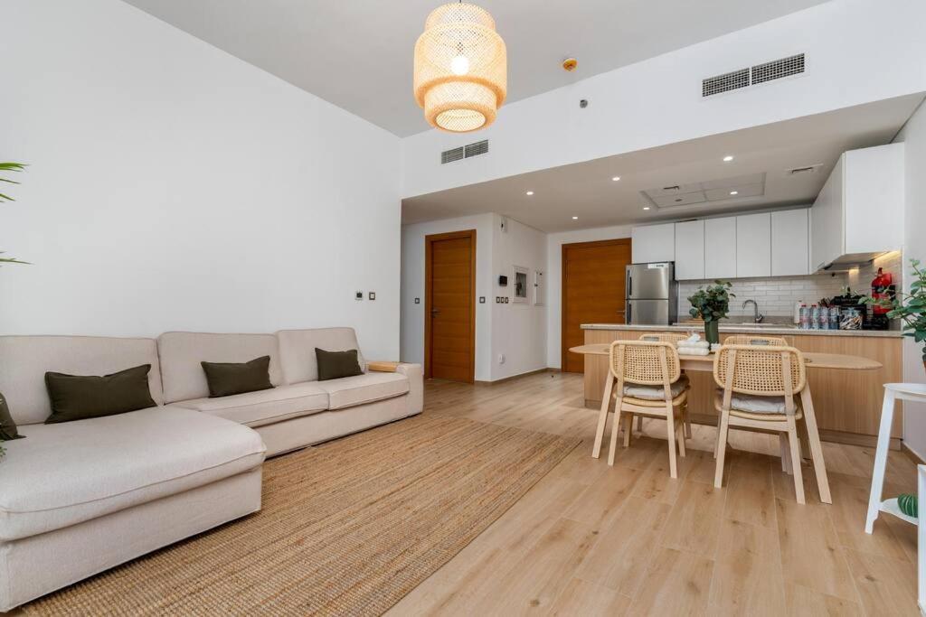 Large 2 Bedroom - Metro At 2 Min Apartment