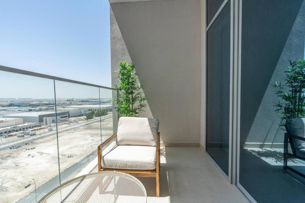 Large 2 Bedroom - Metro At 2 Min *